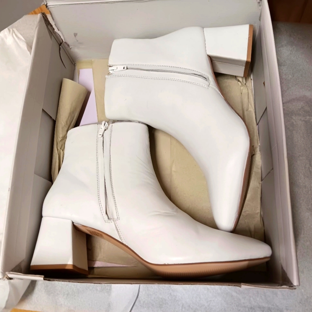 Journee Collection White Ankle Booties with Side Zipper New In Box